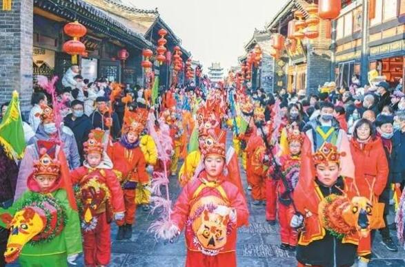 “平遥中国年”街头年俗文化表演受追捧