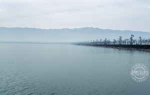 初春盐湖宛如山水画卷