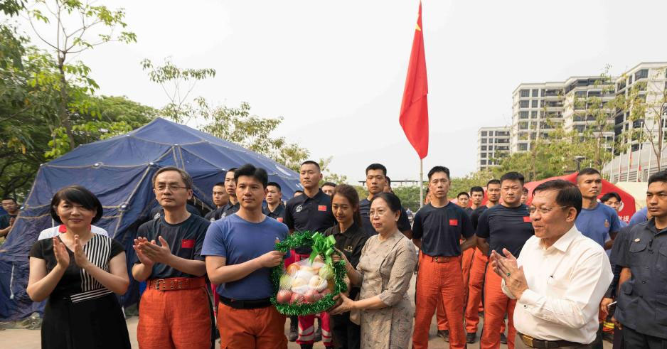 缅甸领导人敏昂莱慰问中国救援队