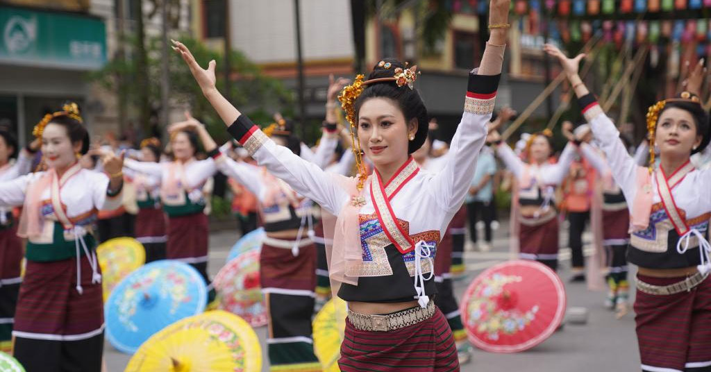 云南景洪：文化大游演 喜庆傣历新年