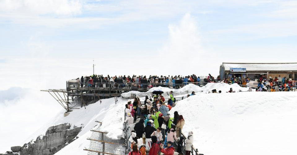 云南丽江：雪山云海醉游人