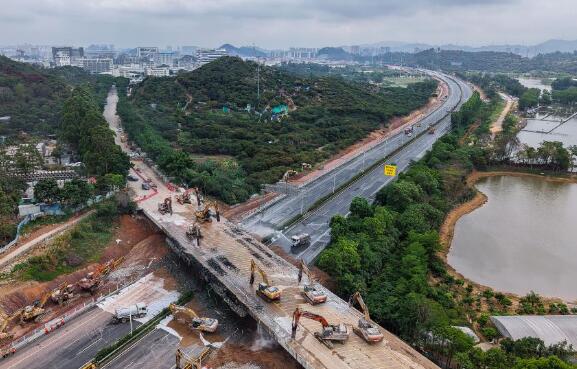 广东常虎高速改扩建拆除首个旧高架桥