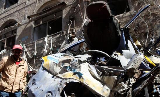 美军空袭也门萨那一市场已致12人死亡