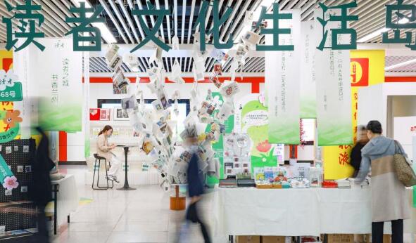 阅读主题快闪店亮相兰州地铁