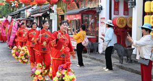 非遗表演引游人