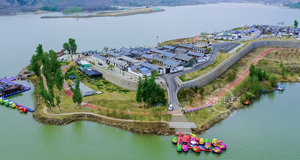 四月碧波绘天章