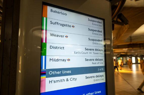 英国伦敦地铁停电致多条线路停运