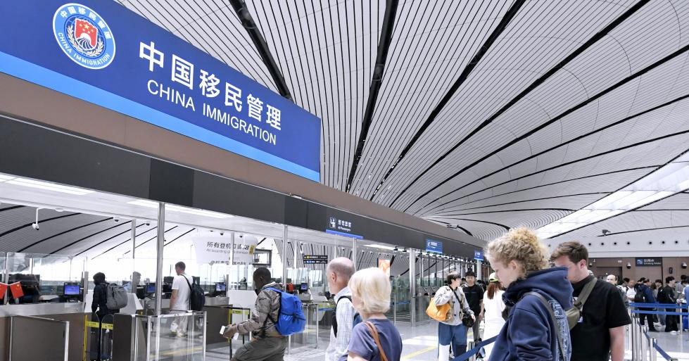 繁忙的北京大兴机场口岸