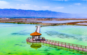 盐湖栈道瑰丽无比美如图画