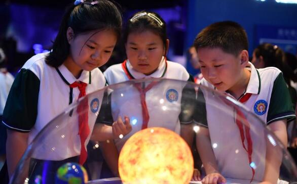 科技馆里感受科技魅力