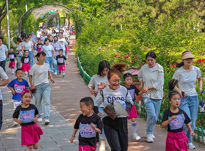 山西万荣：趣味运动迎“六一” 