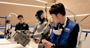 上海举行国际人形机器人技能大赛