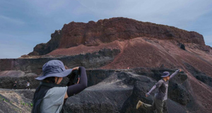 夏日火山引游人