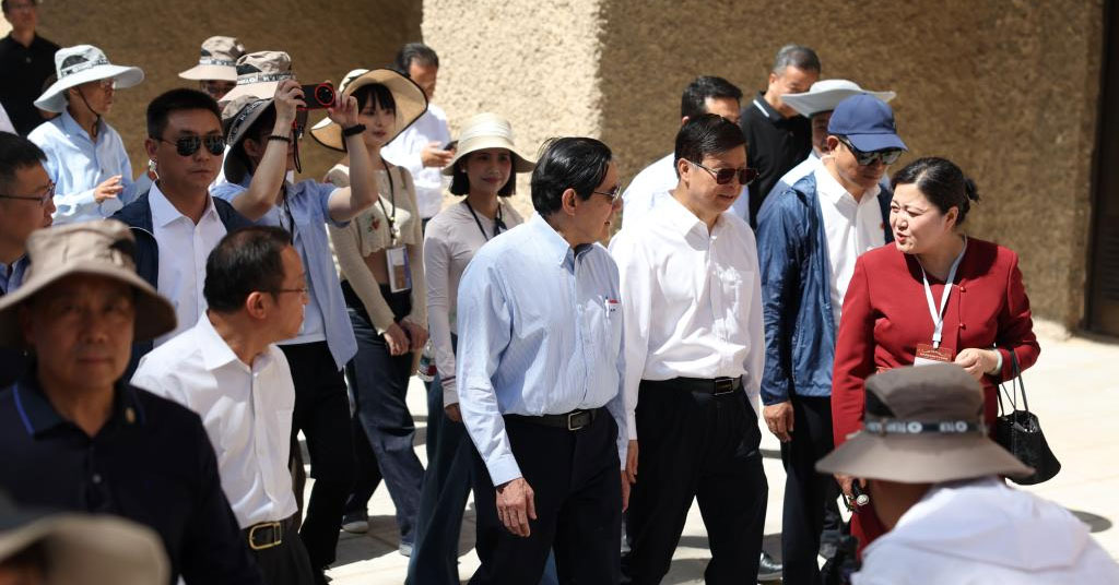 两岸嘉宾和青年共同参观敦煌莫高窟