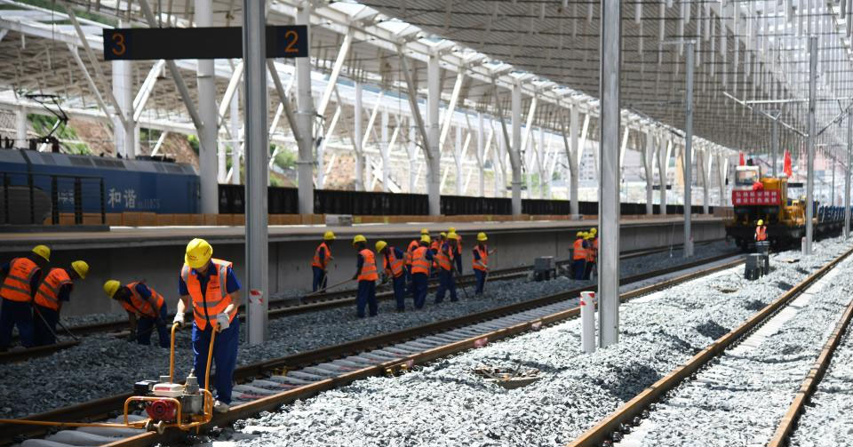 西延高铁实现轨道贯通