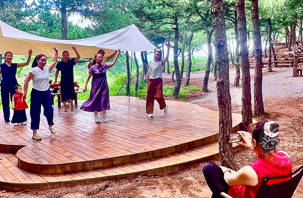 游客醉心森林康养 乐享休闲时光