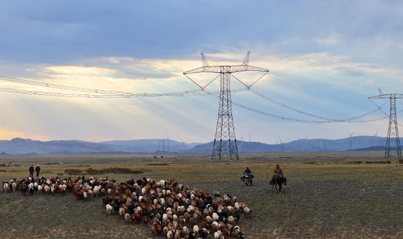 跨越千里，“疆电外送”点亮万家灯火