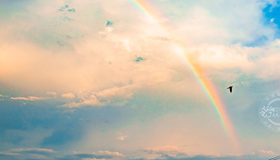 彩虹映照美景如画 