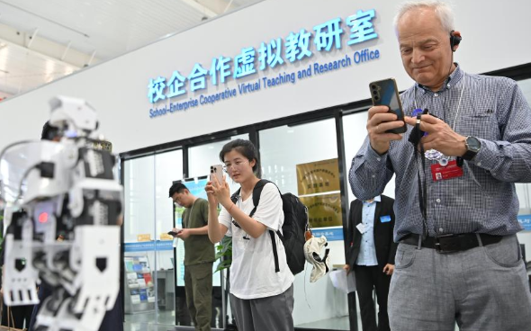 中外嘉宾参访津城