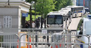 韩国前总统尹锡悦抵达法院 