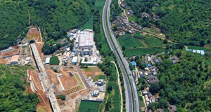 渝昆高铁乐业隧道安全贯通