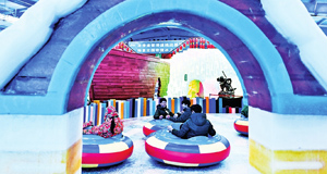 室内冰雪世界 尽享夏日清凉