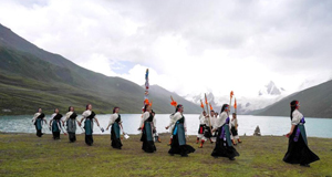 “达布阿谐”舞动萨普雪山