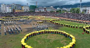 四川省布拖县欢庆彝族火把节