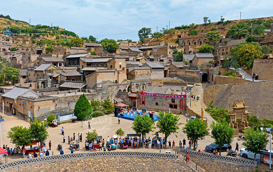 百年古宅醉游人