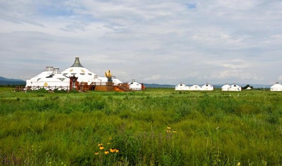 敕勒川草原引客来