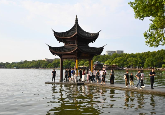 杭州西湖游人多