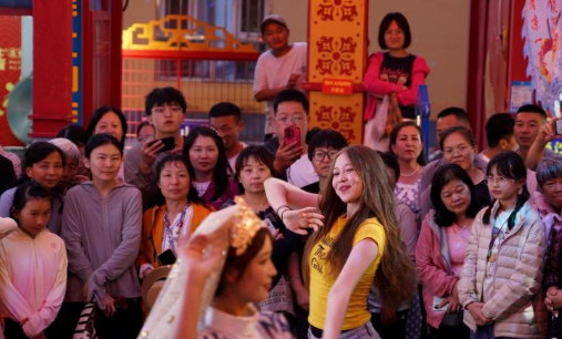 新疆伊犁：暑期旅游人气旺