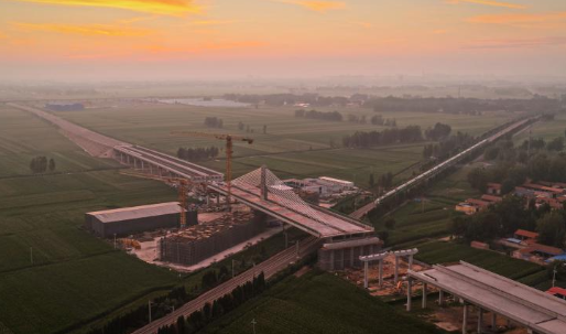 德上高速23500吨跨铁路斜拉桥转体成功