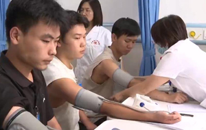 热血青年争入伍 征兵体检正当时