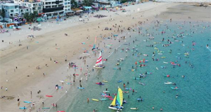 海南三亚：踏浪嬉水