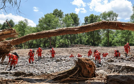 甘肃榆中：武警官兵冲锋在救灾一线