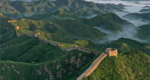 晨光云海映长城