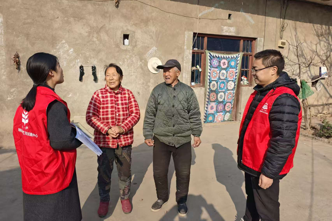 王茅镇党员干部到群众家中走访慰问.png
