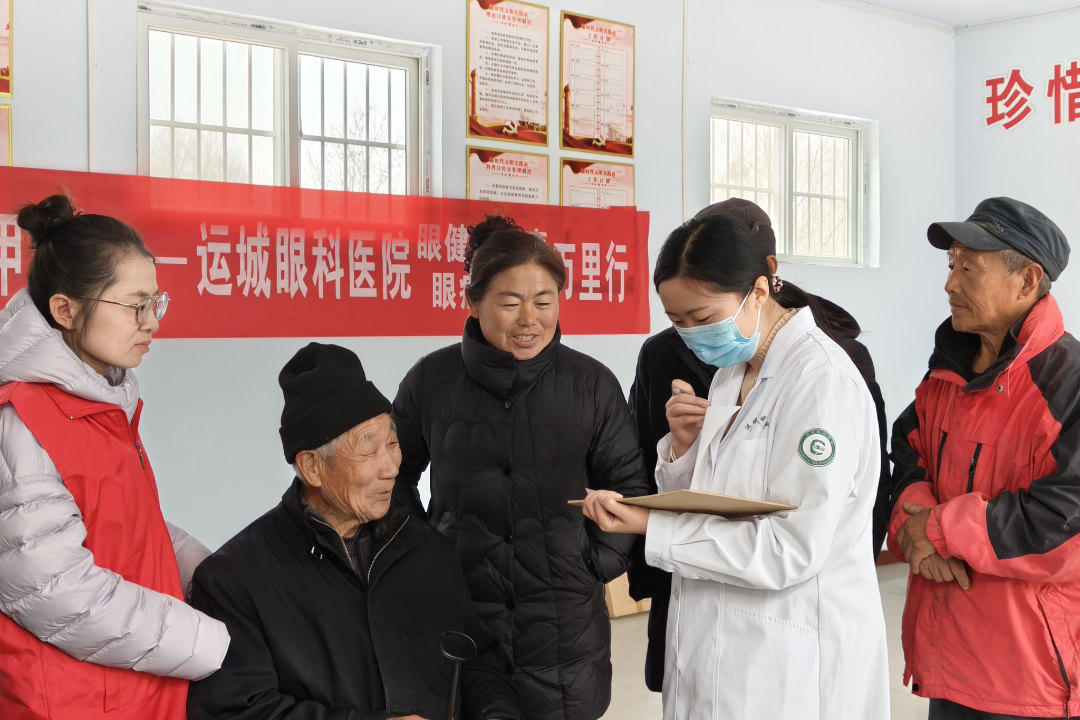 王茅镇党员志愿者协助开展眼科义诊活动.png